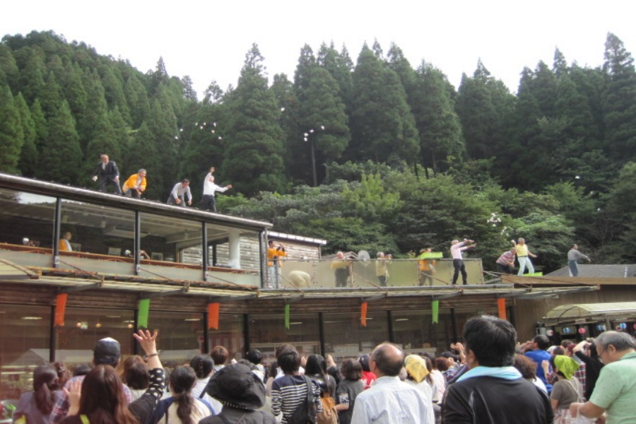 餅まき大会は、子供からお年寄りまで人気のイベント 餅まき大会