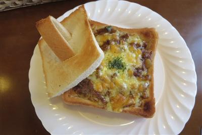 パンの器にカレードリアがぎっしり。新感覚のご当地カレーを楽し