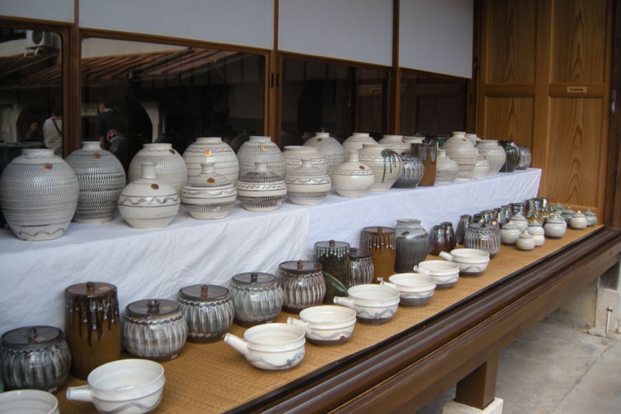 独特の文様の陶器が並ぶ「小鹿田焼民陶祭」 独特の文様の陶器が並ぶ「小鹿田焼民陶祭」