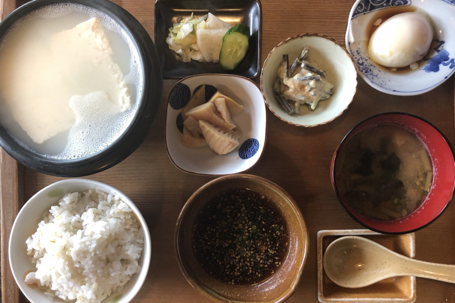 ヘルシーな「温泉湯豆腐定食」は女性でもぺろりと食べれてしまいます ヘルシーな「温泉湯豆腐定食」は女性でもぺろりと食べれてしまい