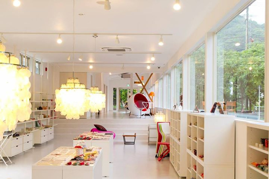 店内には雑貨を扱うショップスペースと、フレンチスタイルのカフェスペースがあります 店内には雑貨を扱うショップスペースと、フレンチスタイルのカフ