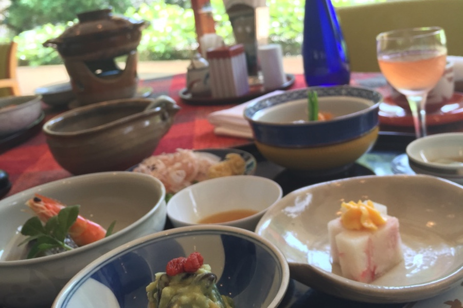 庭園の緑を前に、旨みが凝縮された湯豆腐を堪能して 庭園の緑を前に、旨みが凝縮された湯豆腐を堪能して