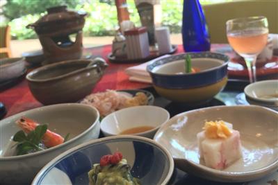 庭園の緑を前に、旨みが凝縮された湯豆腐を堪能して