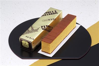 黄金の包み紙で包装されているカステラ