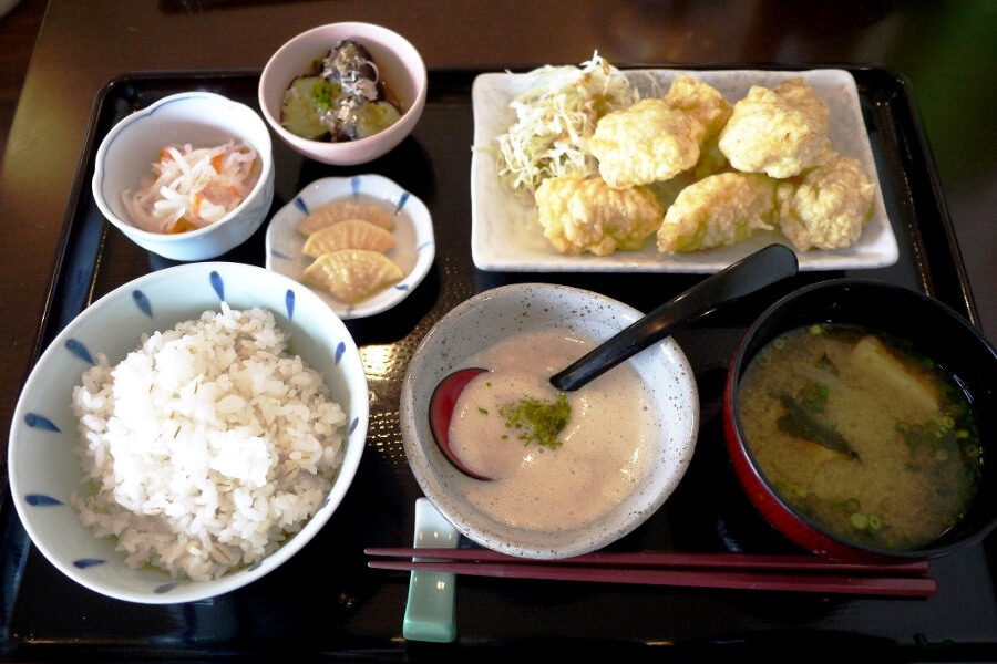 麦とろ家で一番人気の「とり天定食とろろ付き1350円」 麦とろ家で一番人気の「とり天定食とろろ付き1350円」