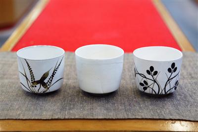 唐津焼を中心に伊万里焼などの陶芸作品、絵画、彫刻などが販売さ