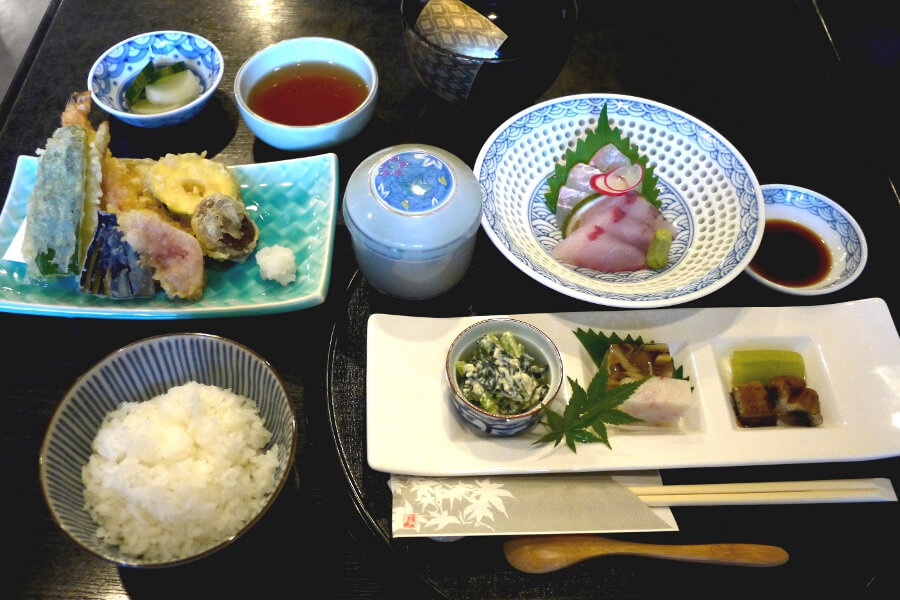 おすすめは「お刺身と旬野菜と海老の天婦羅ランチセット2600円」 おすすめは「お刺身と旬野菜と海老の天婦羅ランチセット2600