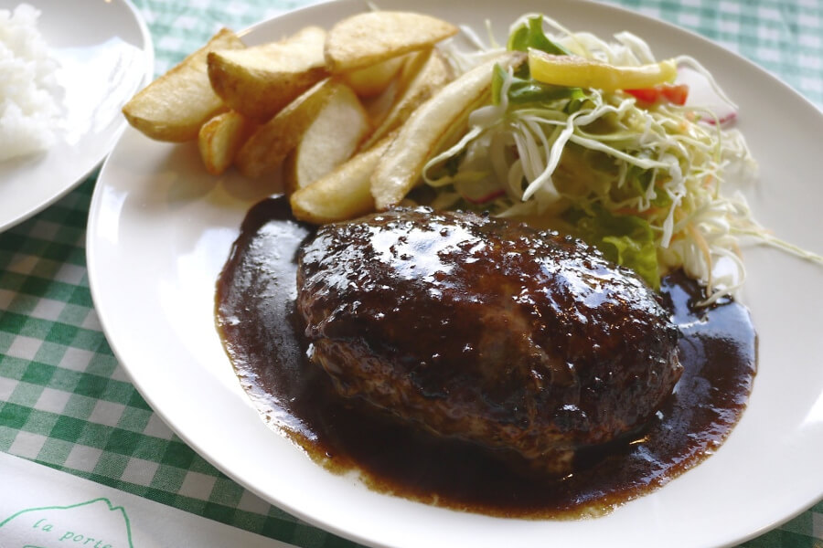 「ハンバーグステーキ200グラム1280円」。ライス・スープ・サラダ付き 「ハンバーグステーキ200グラム1280円」