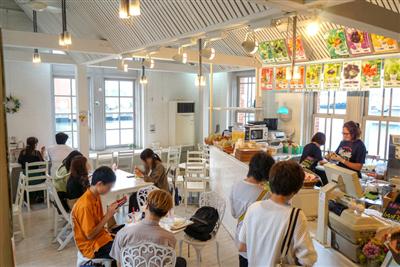 平日でも賑わう店内