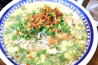 玉ねぎを揚げた焼きネギの香ばしさが食欲をそそります