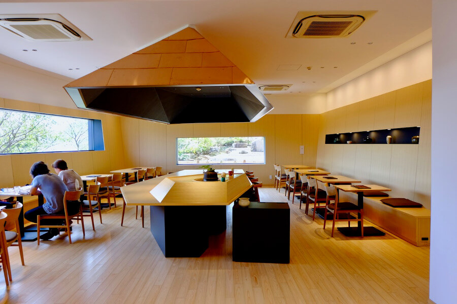 木をふんだんに使用したモダンな店内