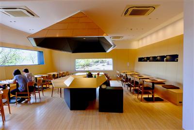 木をふんだんに使用したモダンな店内