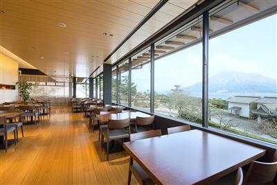 桜島と錦江湾がパノラマビューで広がる店内