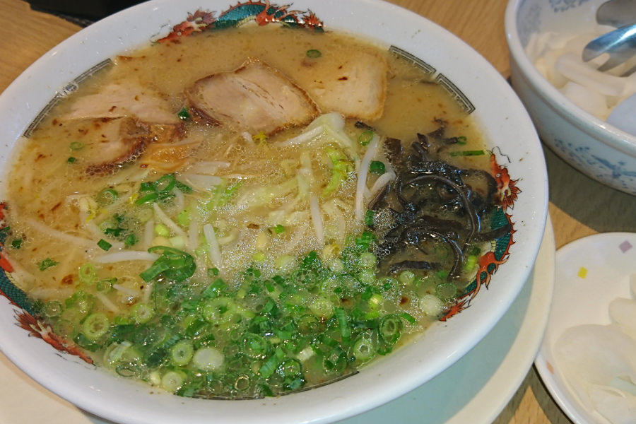 各テーブルに置かれたネギをたっぷり入れて食べるのがオススメ 各テーブルに置かれたネギをたっぷり入れて食べるのがオススメ