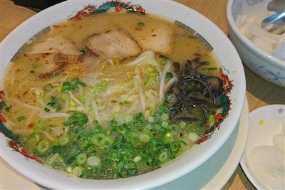 各テーブルに置かれたネギをたっぷり入れて食べるのがオススメ