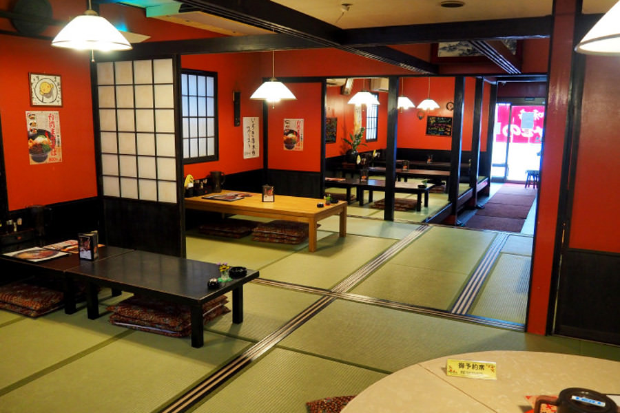 座敷席で小さい子どもやお年寄りもゆったりと食事ができます 座敷席で小さい子どもやお年寄りもゆったりと食事ができます