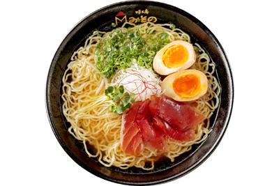味玉をトッピングしたまぐろラーメンはビジュアルも豪華です