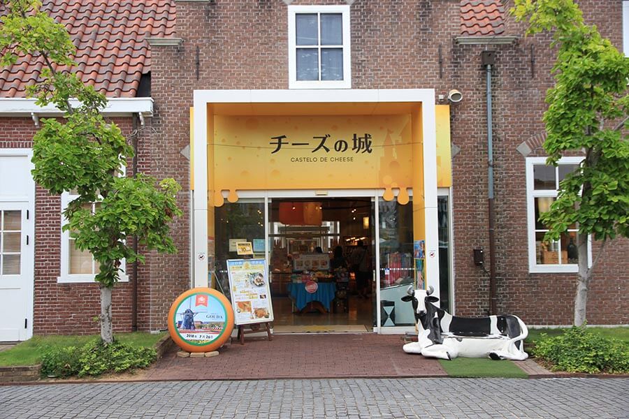 入口では牛のオブジェがお出迎え