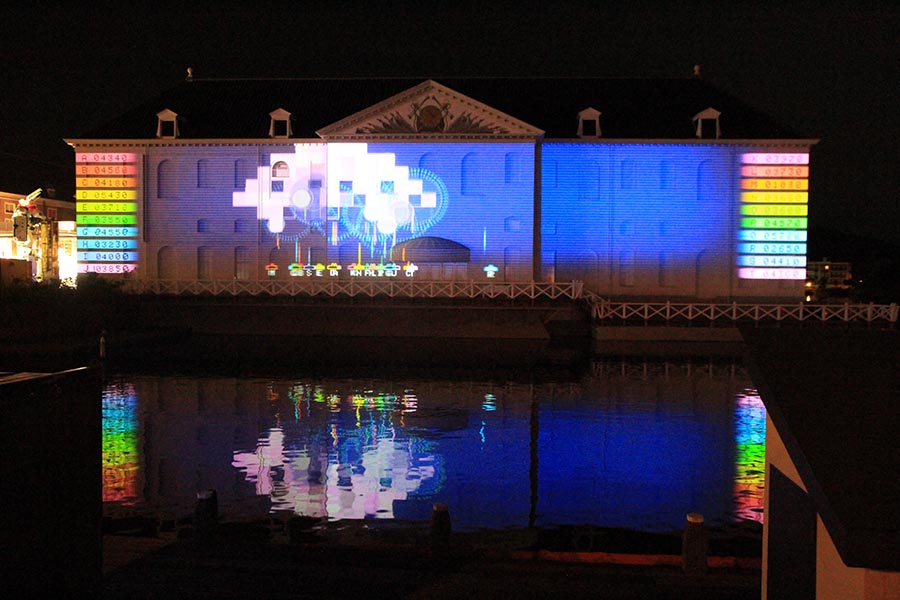 ゲームが始まると巨大画面がカラフルに光って迫力満点! ゲームが始まると巨大画面がカラフルに光って迫力満点!