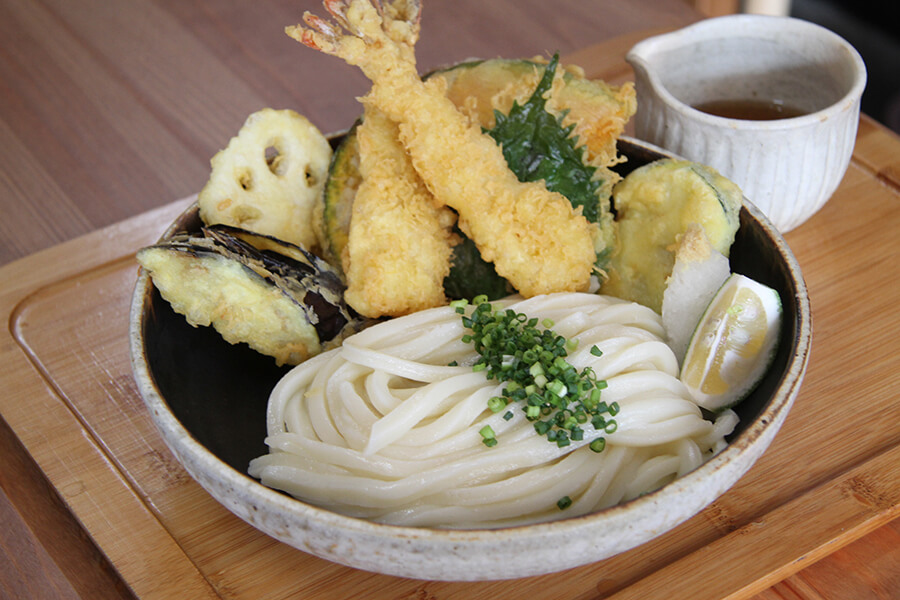 おいしいと評判のうどんと天ぷらが両方味わえる「天盛ぶっかけ/980円」 おいしいと評判のうどんと天ぷらが両方味わえる「天盛ぶっかけ」