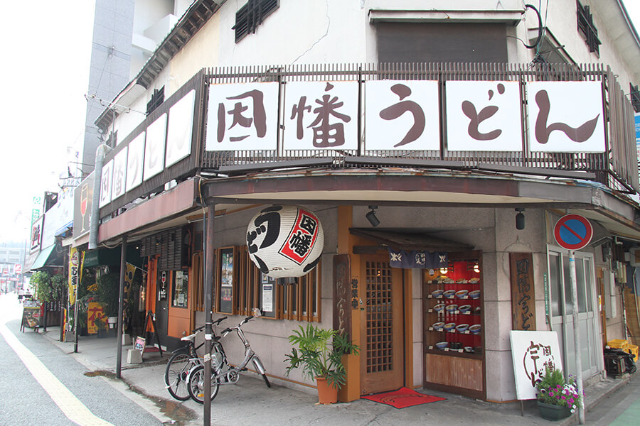 薬院大通沿いにある。白い看板が目印