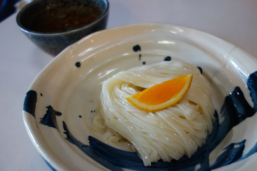 一番人気の「とりおろしうどん/650円」は、麺のおいしさを一番実感できる一品 一番人気の「とりおろしうどん/650円」は、麺のおいしさを一
