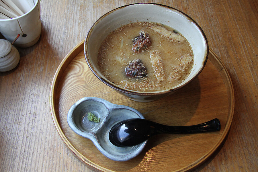 レンコンやにらが入った揚げつくね入り「ごま味噌うどん/880円」 レンコンやにらが入った揚げつくね入り「ごま味噌うどん/880