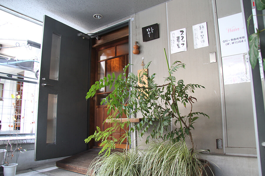 店舗は2階。1階の階段入口に掲げられたかわいらしい看板が目印 店舗は2階。1階の階段入口に掲げられたかわいらしい看板が目印