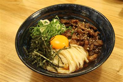 国産牛と黒毛和牛のカルビをふんだんに使用。温・冷から選べます