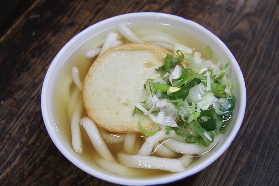 これぞ博多うどんの代名詞。50年以上変わらない味で親しまれています これぞ博多うどんの代名詞。50年以上変わらない味で親しまれて