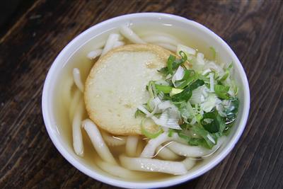これぞ博多うどんの代名詞。50年以上変わらない味で親しまれて