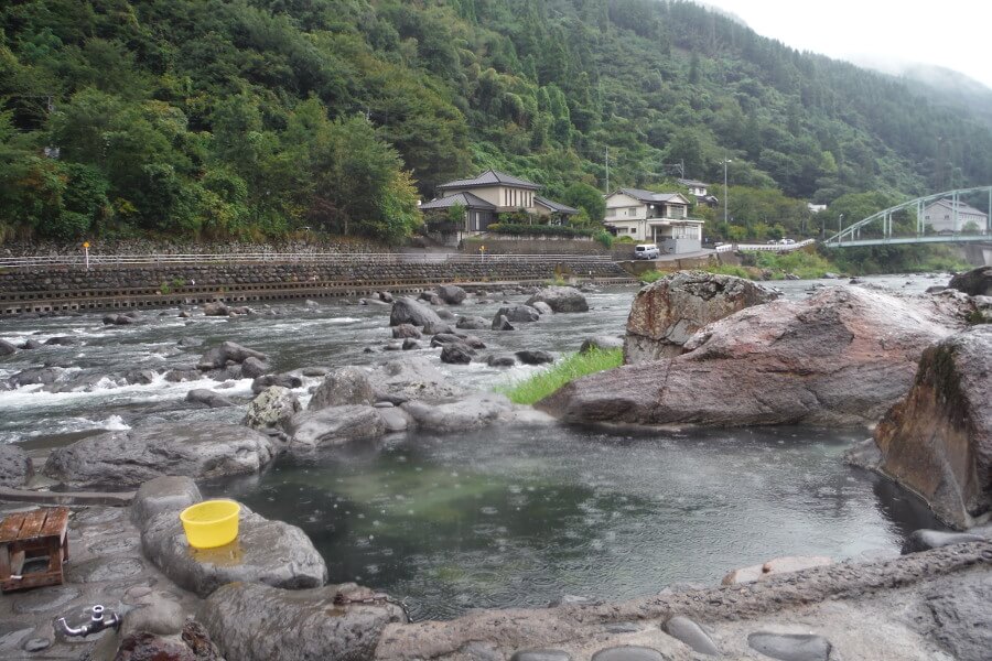 10名ほどが入れる広さの岩露天風呂です 10名ほどが入れる広さの岩露天風呂です