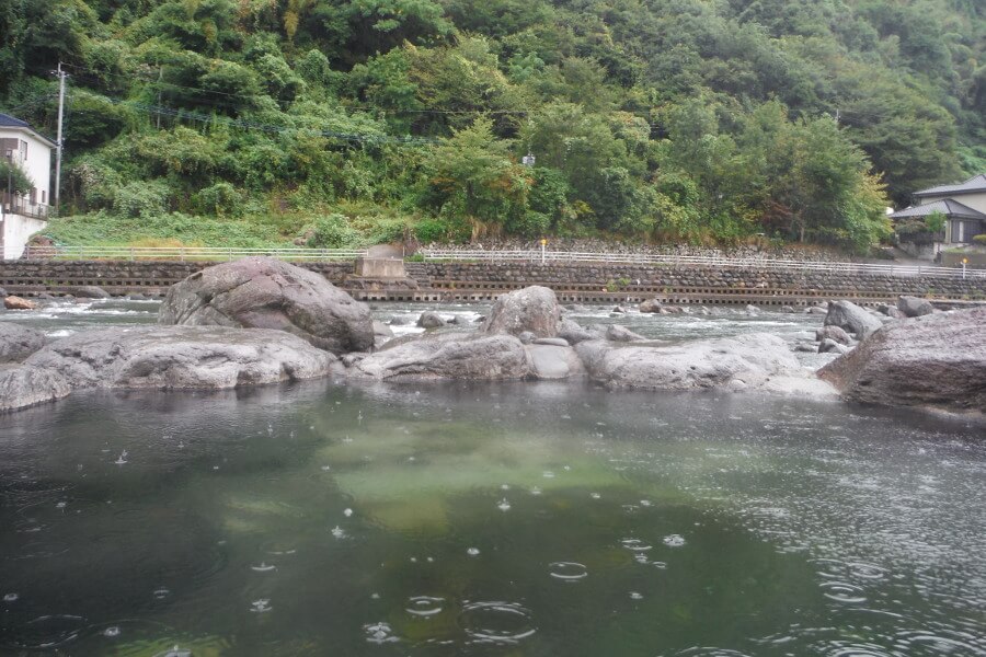 川と目線が一緒になる「神田湯」