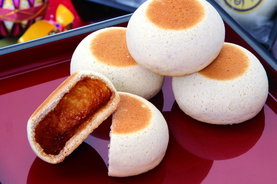 一口食べると甘く香ばしい味わいが口の中に広がります 一口食べると甘く香ばしい味わいが口の中に広がります