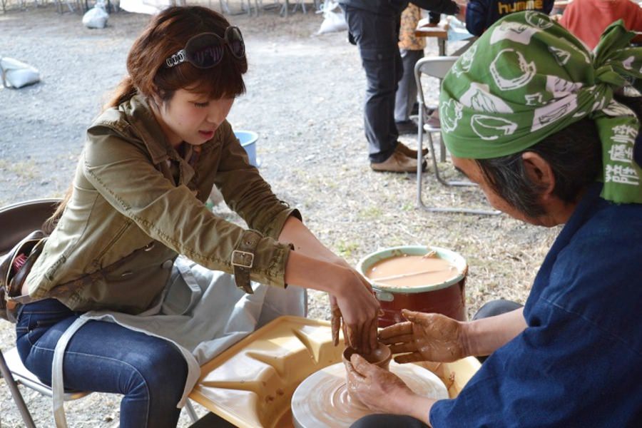 ろくろや手ひねりの陶芸体験ができる「美山窯元祭り」 ろくろや手ひねりの陶芸体験ができる「美山窯元祭り」