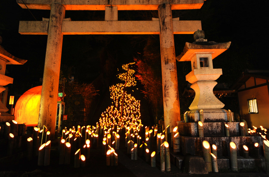 「広瀬神社」の階段には約1800本の竹灯籠が並びます 「広瀬神社」の階段には約1800本の竹灯籠が並びます