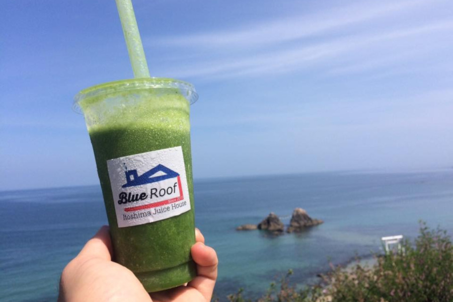 青い空の下で海を見ながら思いっきりスムージーを味わおう 青い空の下で海を見ながら思いっきりスムージーを味わおう
