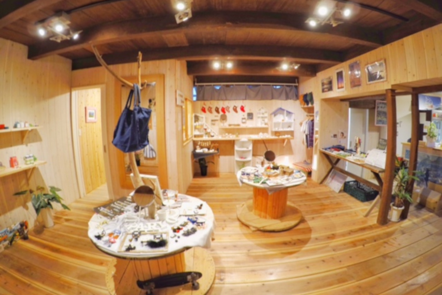 木のぬくもり溢れる店内には素敵な雑貨もいっぱい