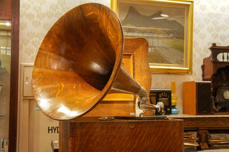 木製の蓄音機