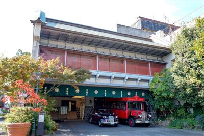 レトロなクラシックカーが駐車されている老舗旅館「京都屋」