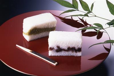 お祝いの儀に供えられる格式高いお菓子「かるかん」