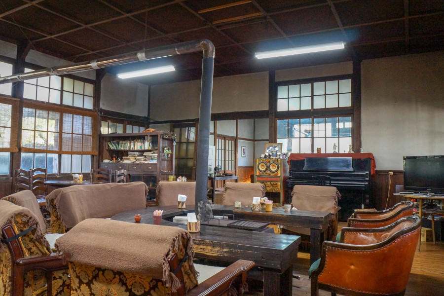 レトロな道具や家具、ストーブなどが置かれた店内