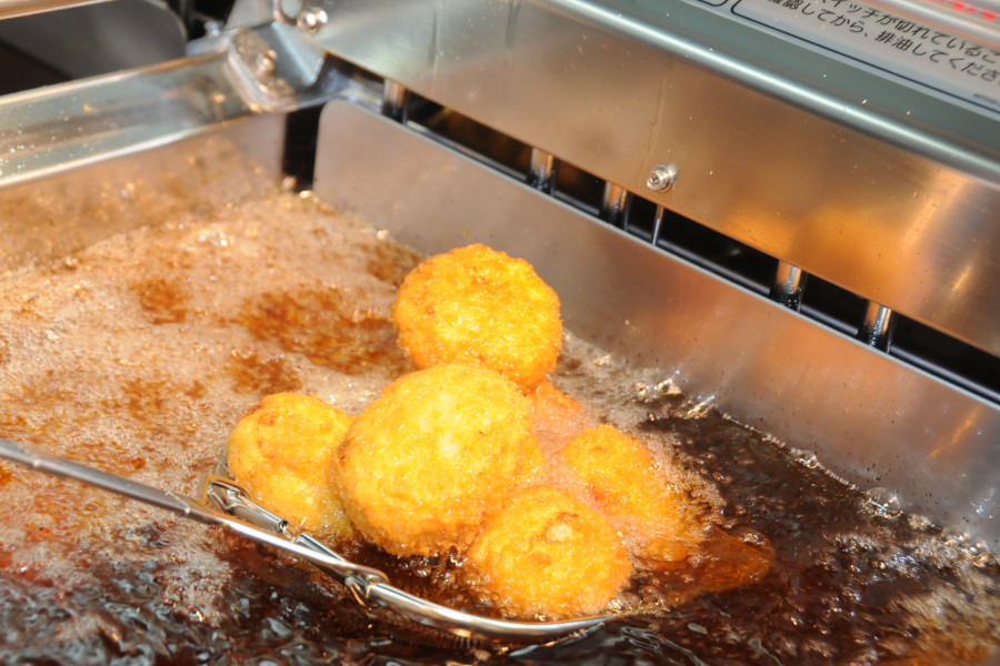 丁寧に調理される、「殿さま蓮根肥後国屋」の「からし蓮根屋のれんこんコロッケ」 「からし蓮根屋のれんこんコロッケ」