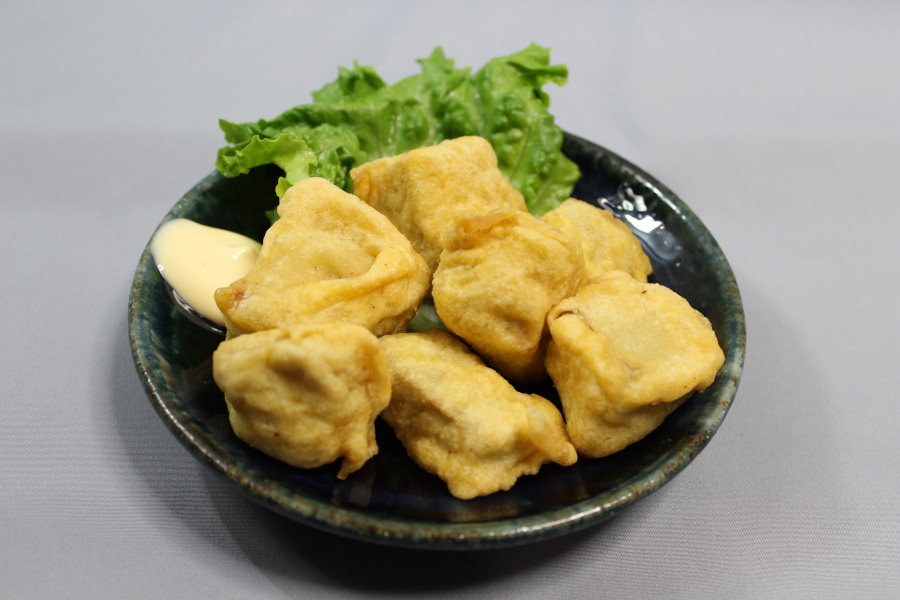 スナック感覚でパクパクと食べられる、高見商店の「一口からし蓮根」540円 高見商店の「一口からし蓮根」540円