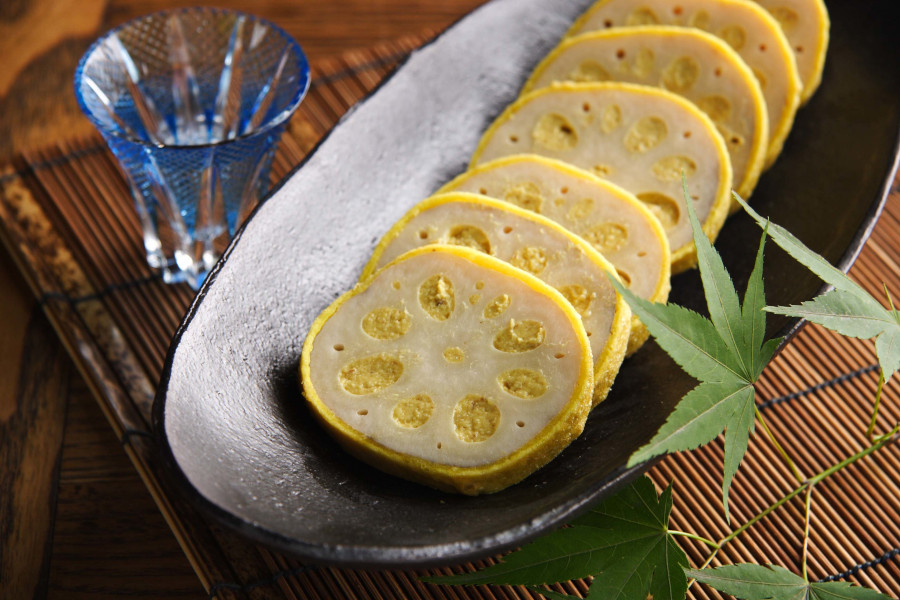 「ふくとく」のからし蓮根。薄くスライスして召し上がれ