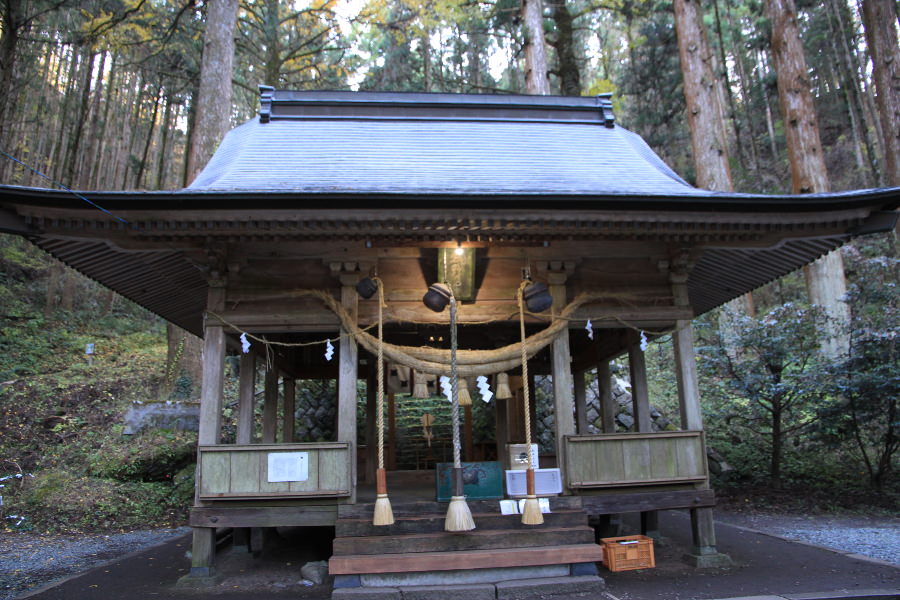 神殿も必見。大風穴はここからさらに登っていきましょう