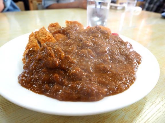 カツカレーは地元民に人気の隠れ看板メニュー。 民宿青塚食堂_カツカレー