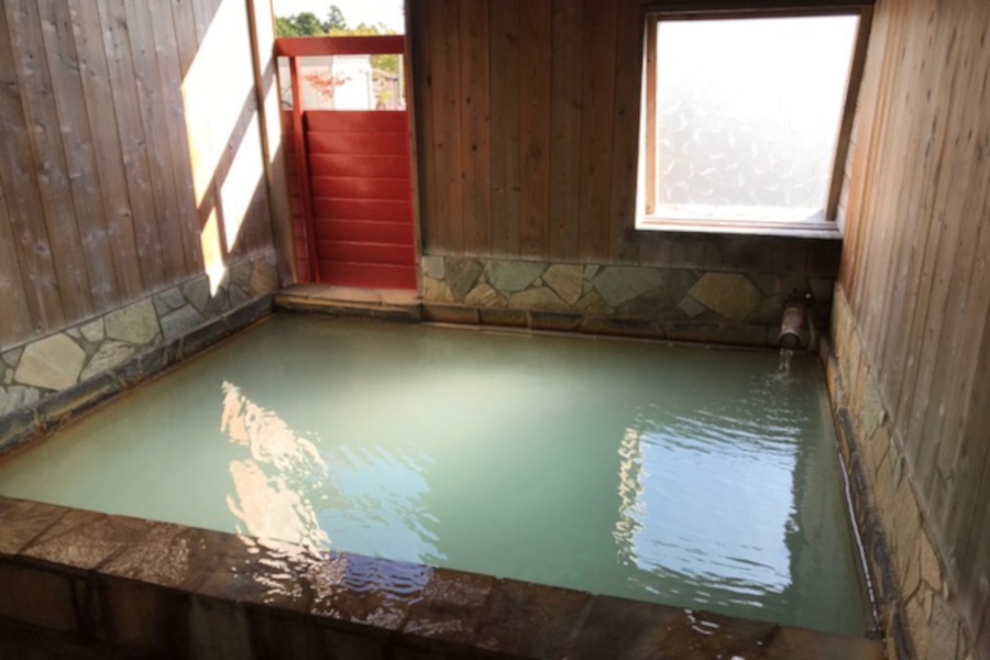 湯の花たっぷりの白濁湯が楽しめる「奥みょうばん山荘」 湯の花たっぷりの白濁湯が楽しめる「奥みょうばん山荘」