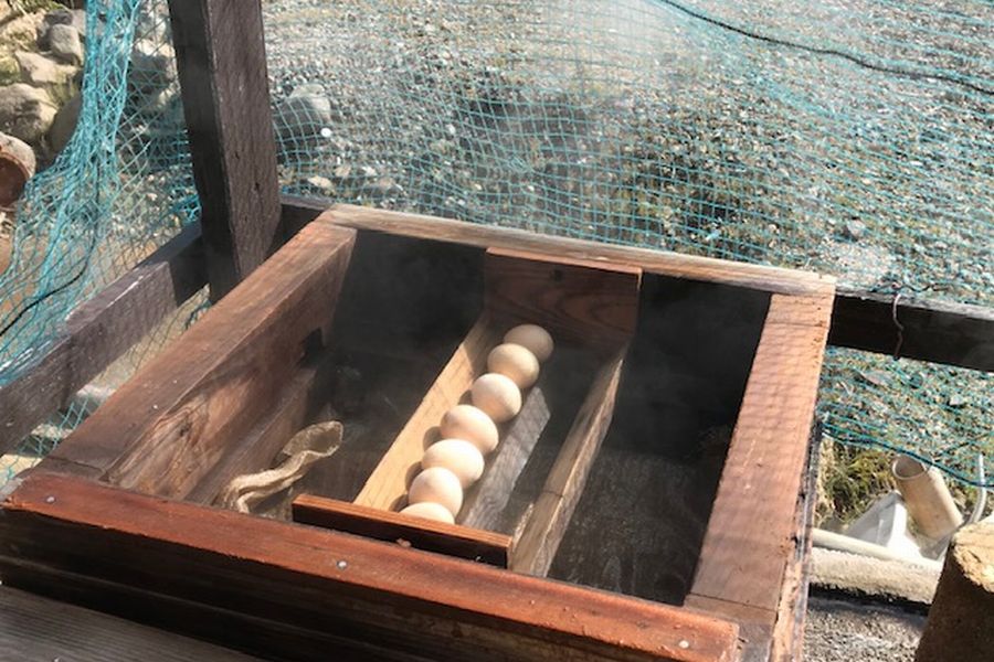温泉地獄で長時間蒸した色付き卵もぜひ味わって 温泉地獄で長時間蒸した色付き卵もぜひ味わって