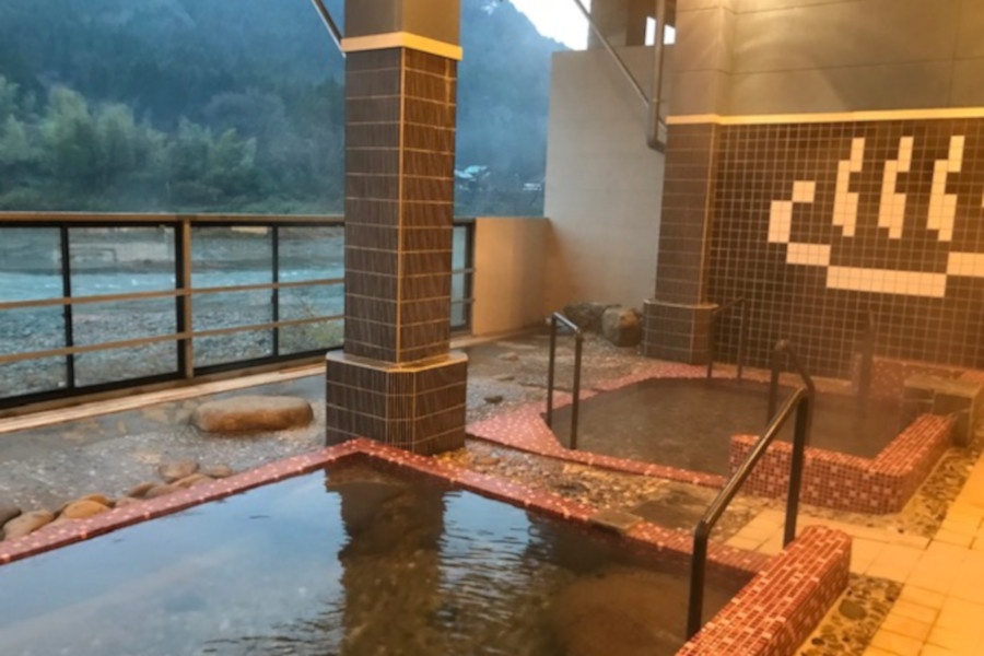 球磨川を眺めながら入れる露天風呂は1番人気 球磨川を眺めながら入れる露天風呂は1番人気